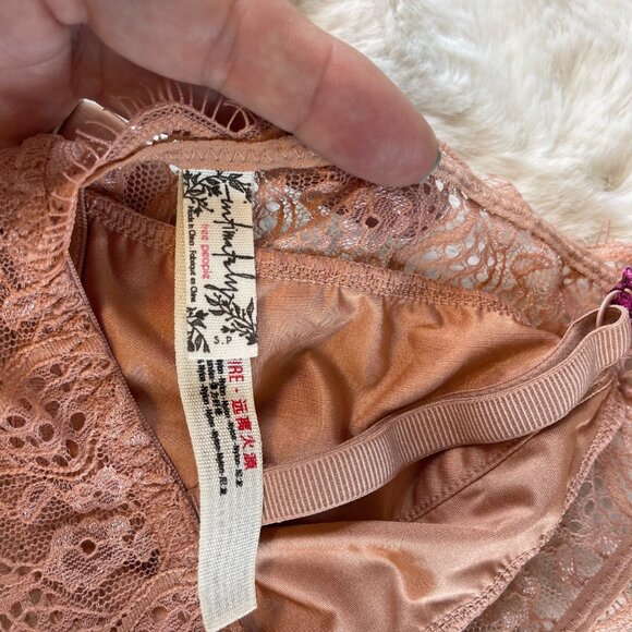 Intimately FREE PEOPLE Pink & Purple Floral Lacey Bra Sz SP - Picture 4 of 4